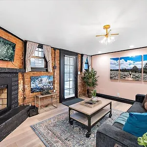 Charming & Updated Garden Level In Heart Of Denver